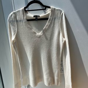 Aqua 100% Cashmere Off-White Sweater Size Medium